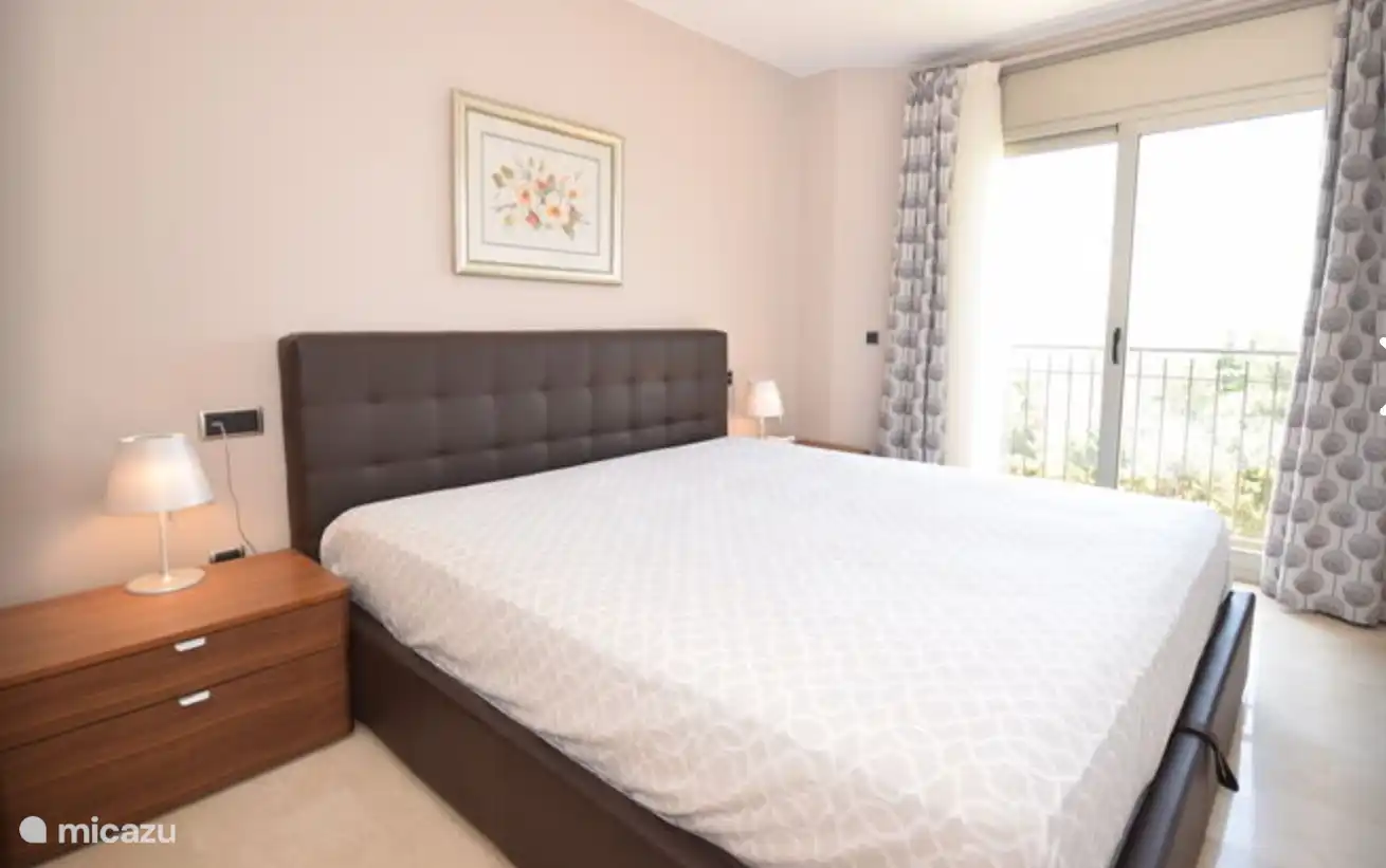 Hauptschlafzimmer mit Kingsize-Bett und eigenem Bad