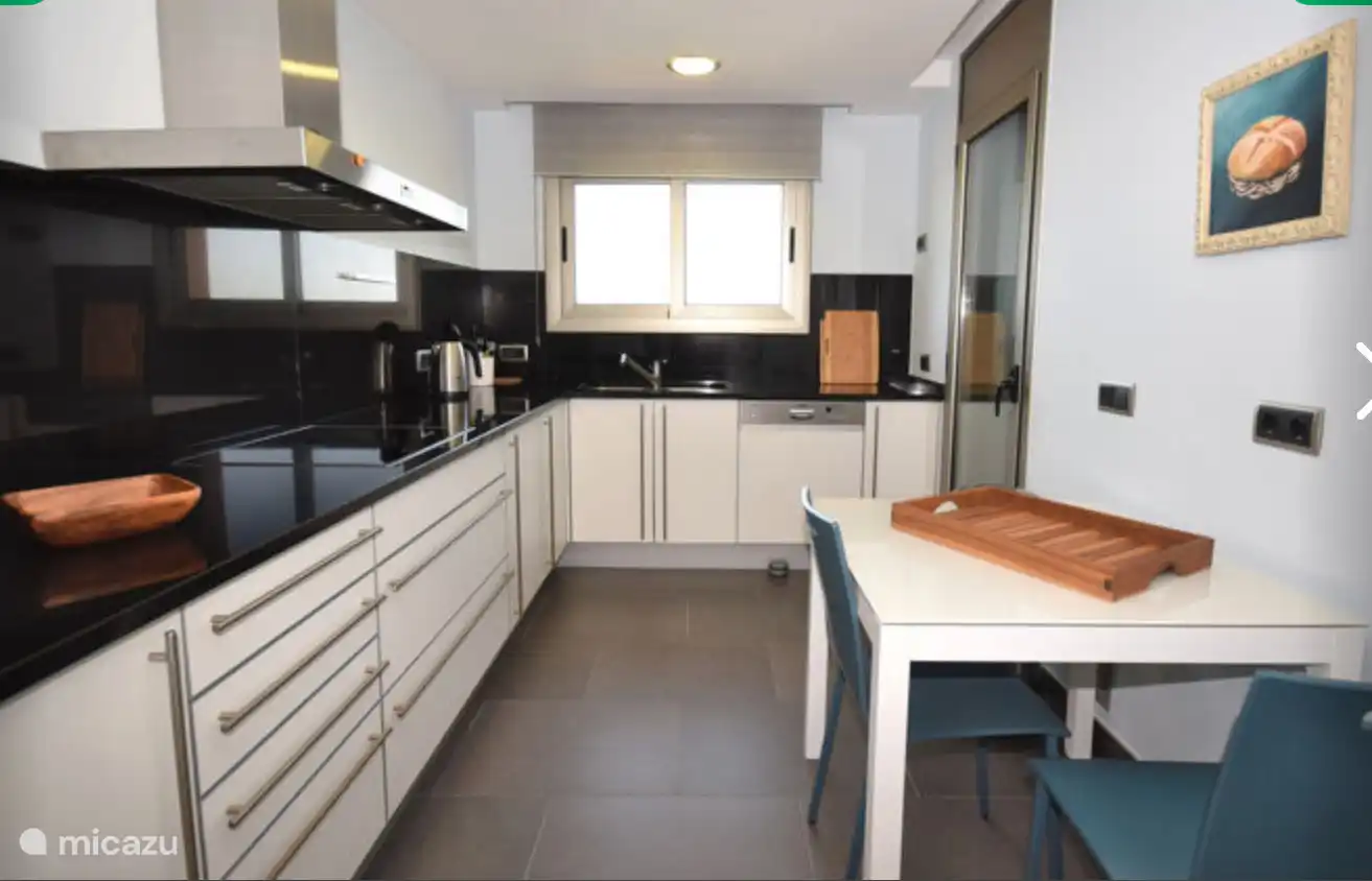 Moderne Küche mit Backofen, Geschirrspüler und Waschmaschine