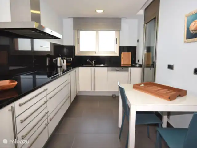Appartement climatisé à Platja D ́aro | Espagne, Costa Brava, Platja d'Aro - appartement Cuisine moderne avec four, lave-vaisselle et lave-linge