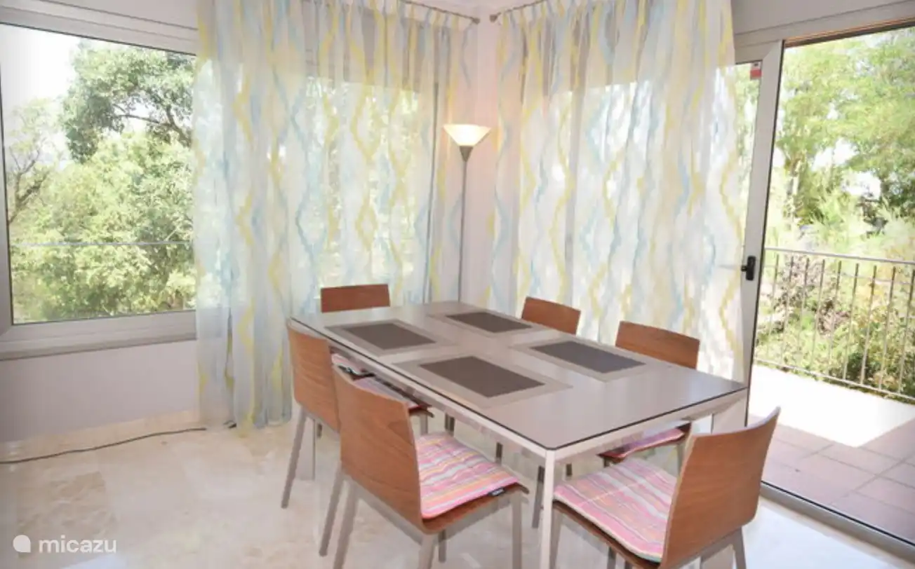 Rundum Schiebefenster und -türen, die für eine angenehme Brise und viel Licht sorgen