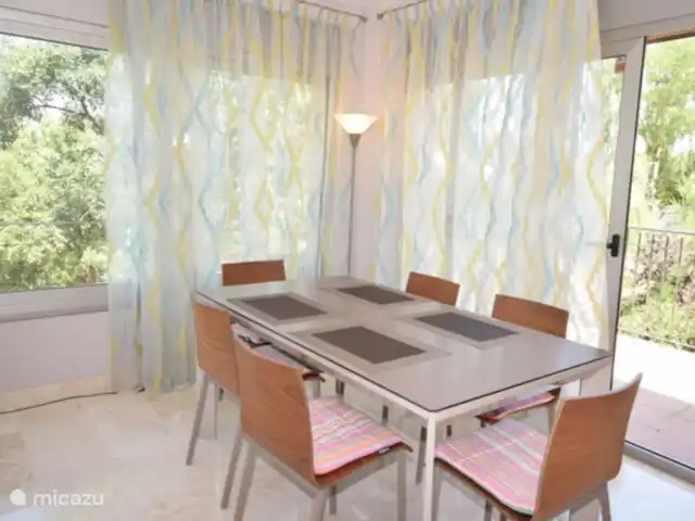 Appartement climatisé à Platja D ́aro | Espagne, Costa Brava, Platja d'Aro - appartement Tout autour, des fenêtres et des portes coulissantes qui fournissent une belle brise et beaucoup de lumière