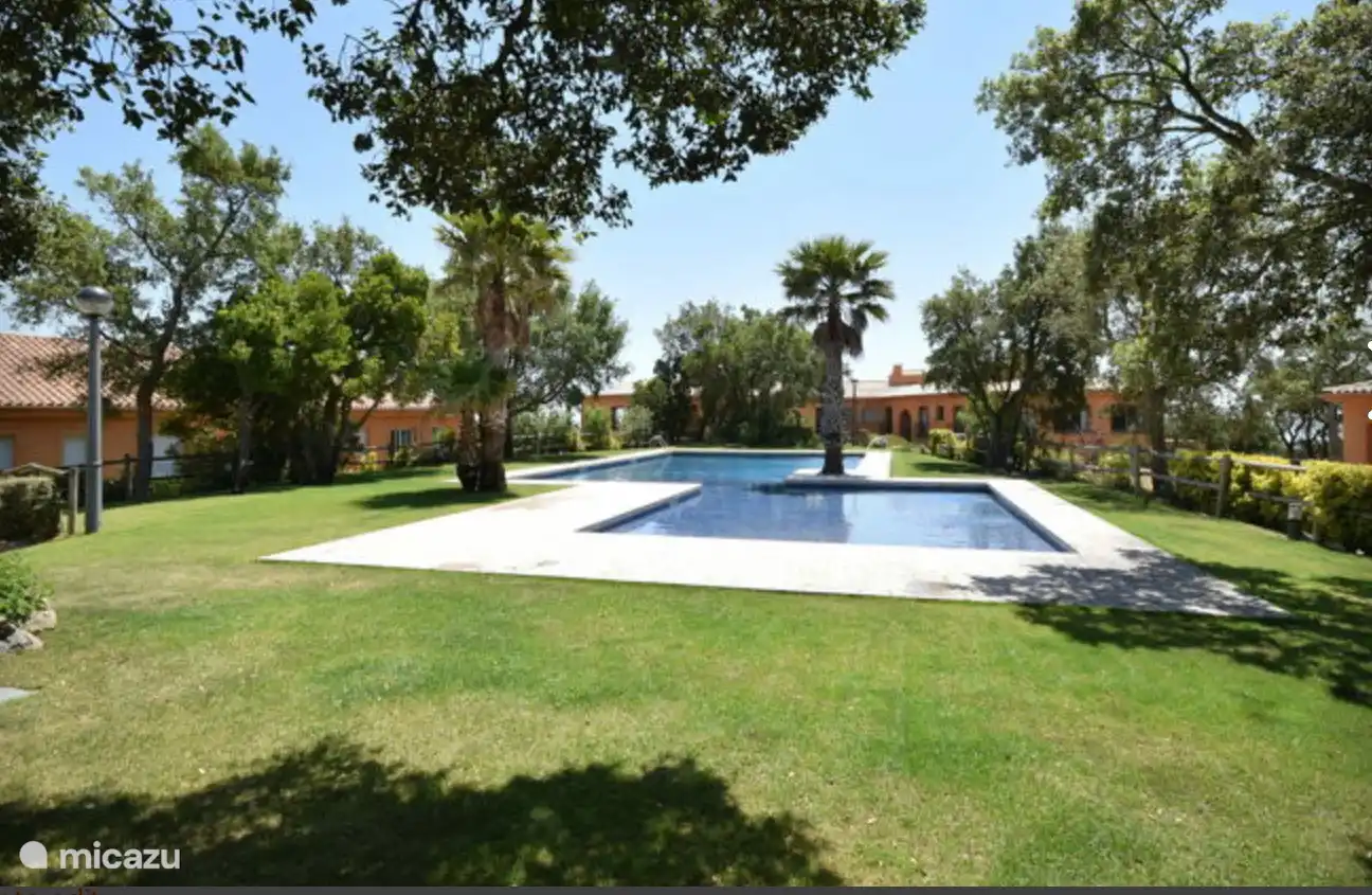 Wunderschön angelegter Gemeinschaftspool