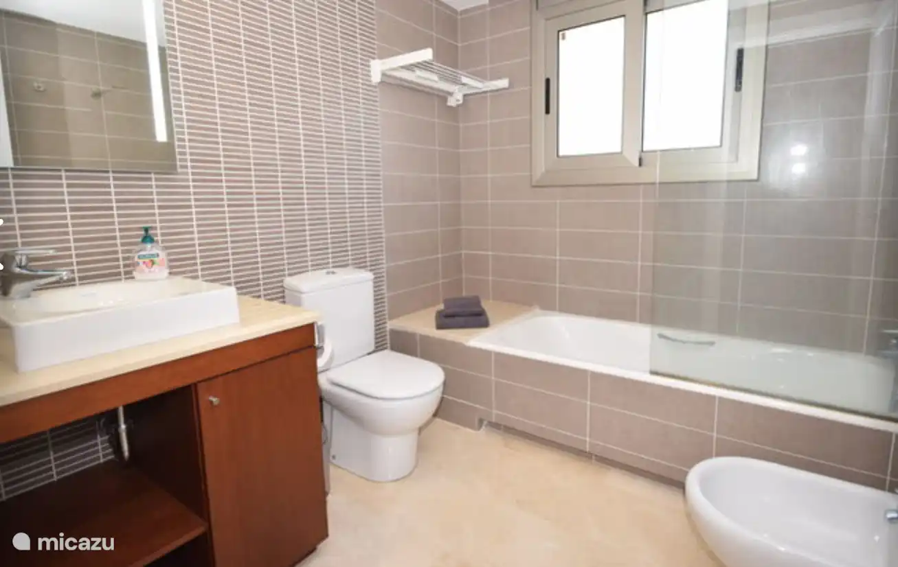 2. Badezimmer, das sich zwischen den beiden Schlafzimmern befindet