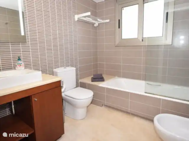 Appartement climatisé à Platja D ́aro | Espagne, Costa Brava, Platja d'Aro - appartement 2ème salle de bain qui se situe entre les deux chambres