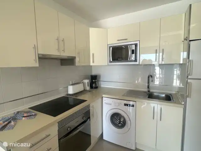 El Girasol de Yana | Espagne, Lanzarote, Puerto del Carmen - appartement Cuisine avec lave-linge, plaque de cuisson, four, réfrigérateur et micro-ondes