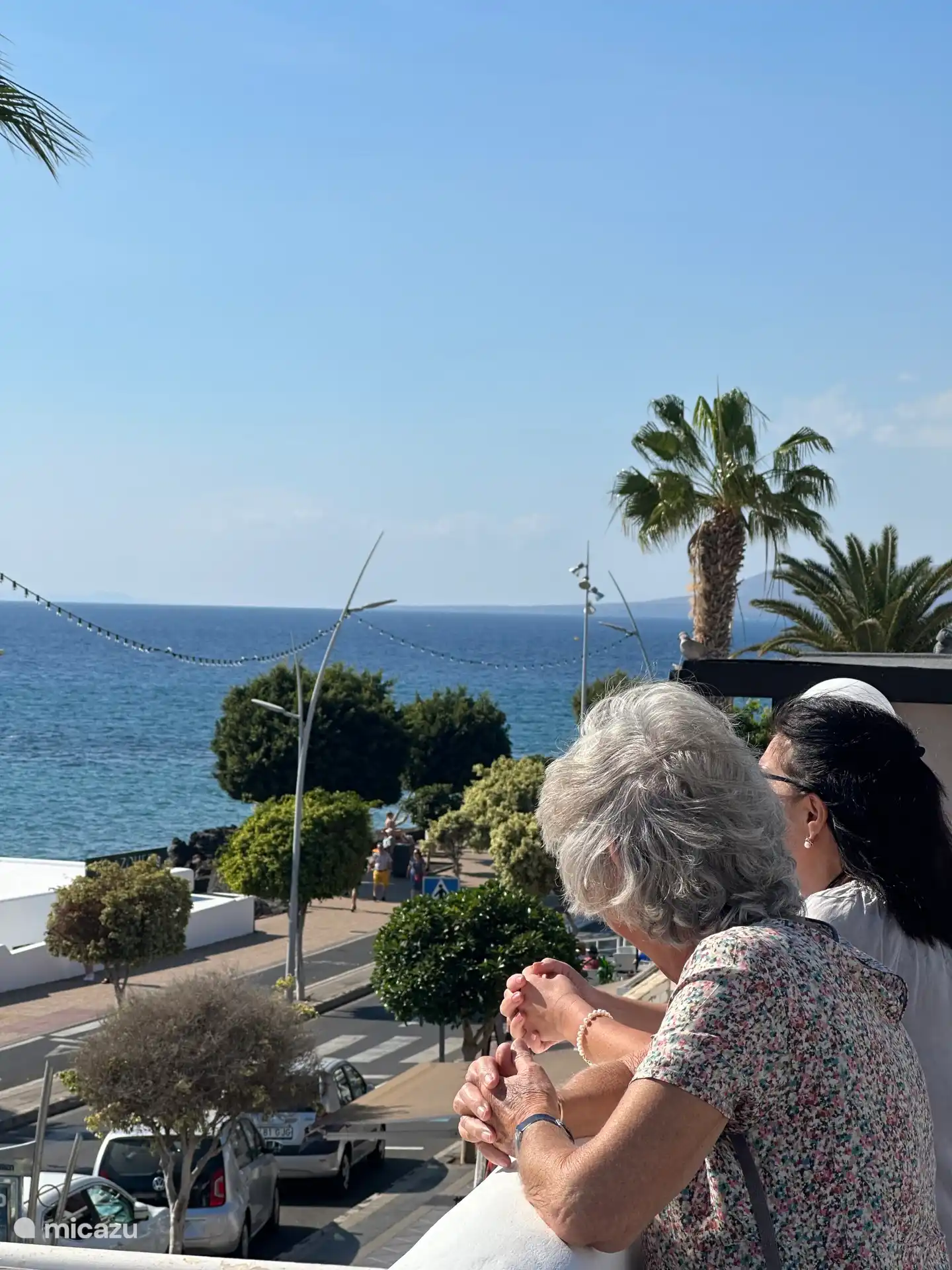 Boulevard y vista al mar desde el complejo