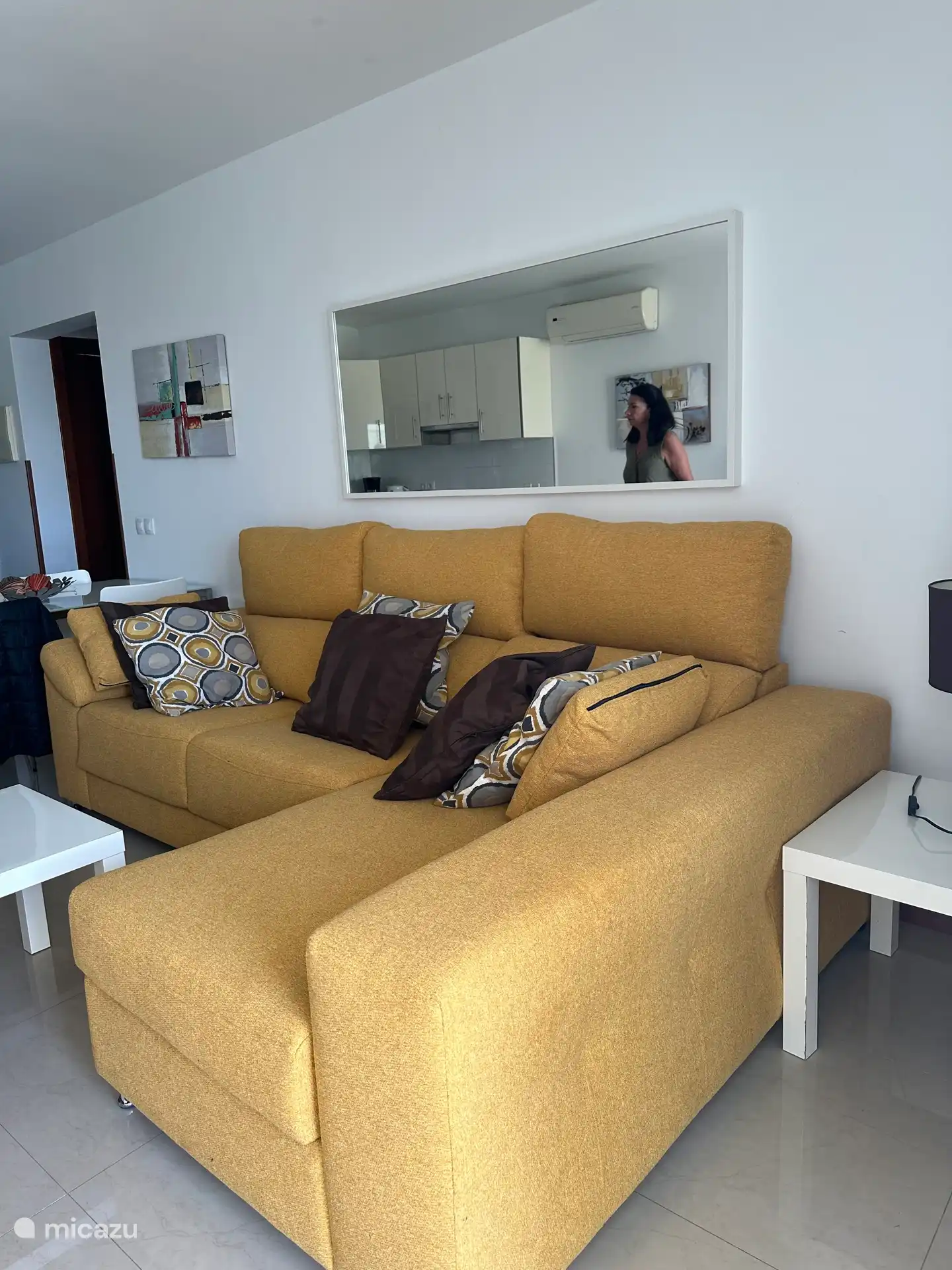 Sala de estar y mesa de comedor, pasillo a los dormitorios