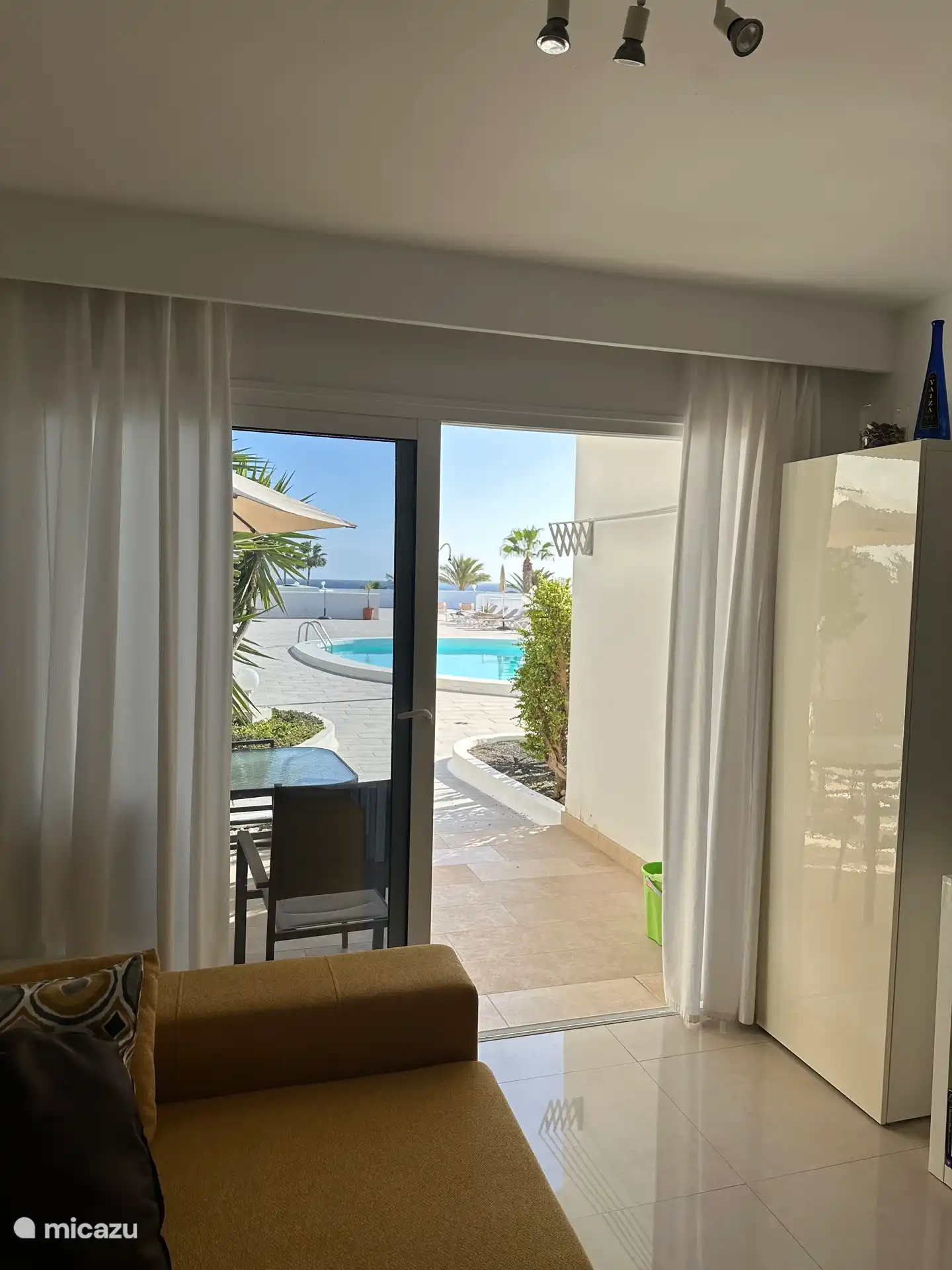 Vista de la piscina y el mar desde la sala de estar