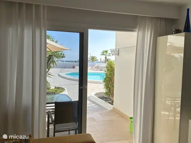 El Girasol de Yana | Espagne, Lanzarote, Puerto del Carmen - appartement Vue sur la piscine et la mer depuis le salon