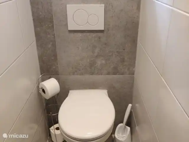 Halcón gerifalte 36 en Países Bajos, Limburgo, Stramproy - bungaló Baño