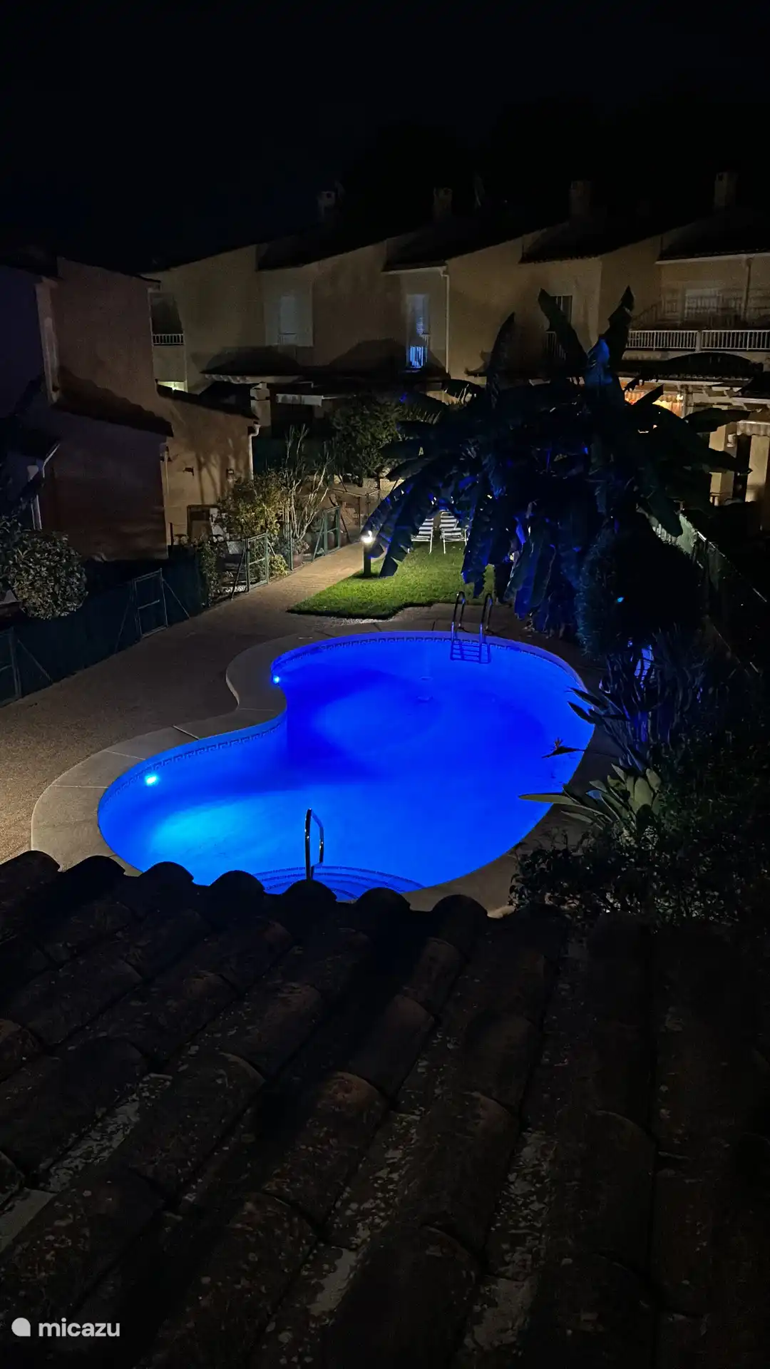Schwimmbecken am Abend