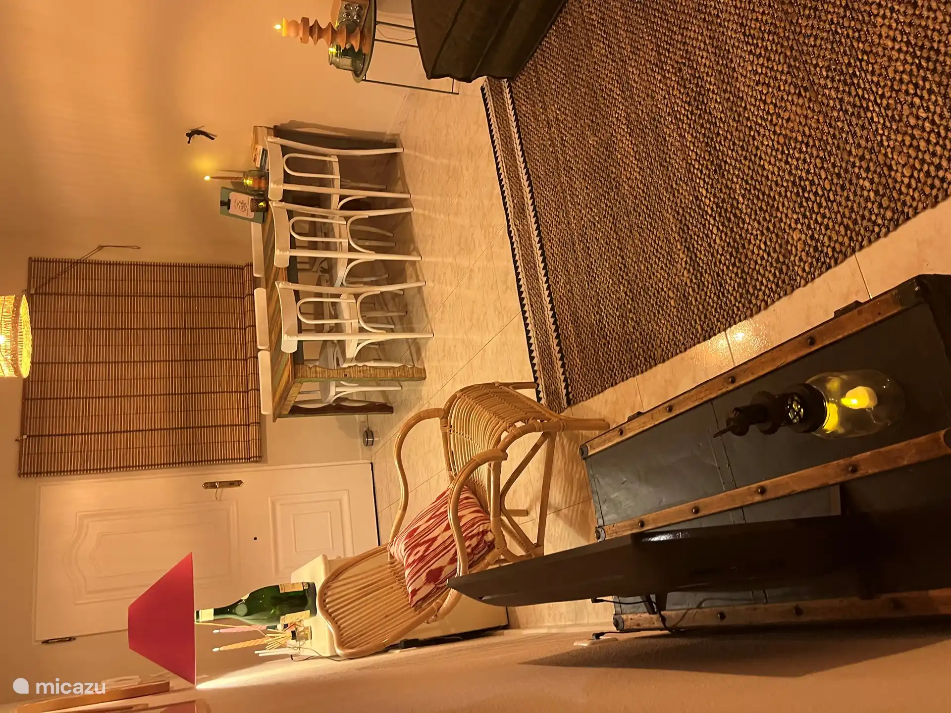 Wohnzimmer mit Schlafsofa, TV und schönem Sessel