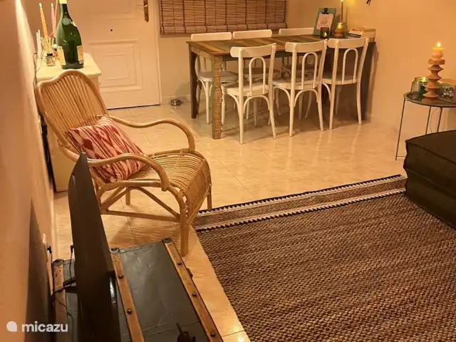 casa paredada en España, Costa Blanca, Albir – Casa Lagarto Sala de estar con sofá cama, TV y bonita silla