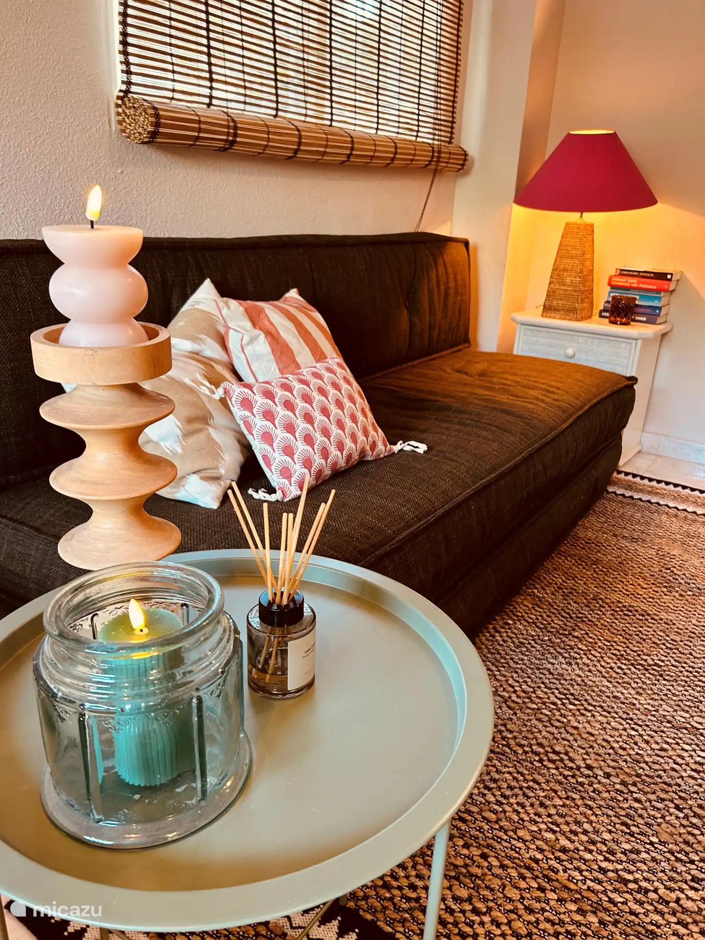 Wohnzimmer mit Schlafsofa, TV und schönem Sessel