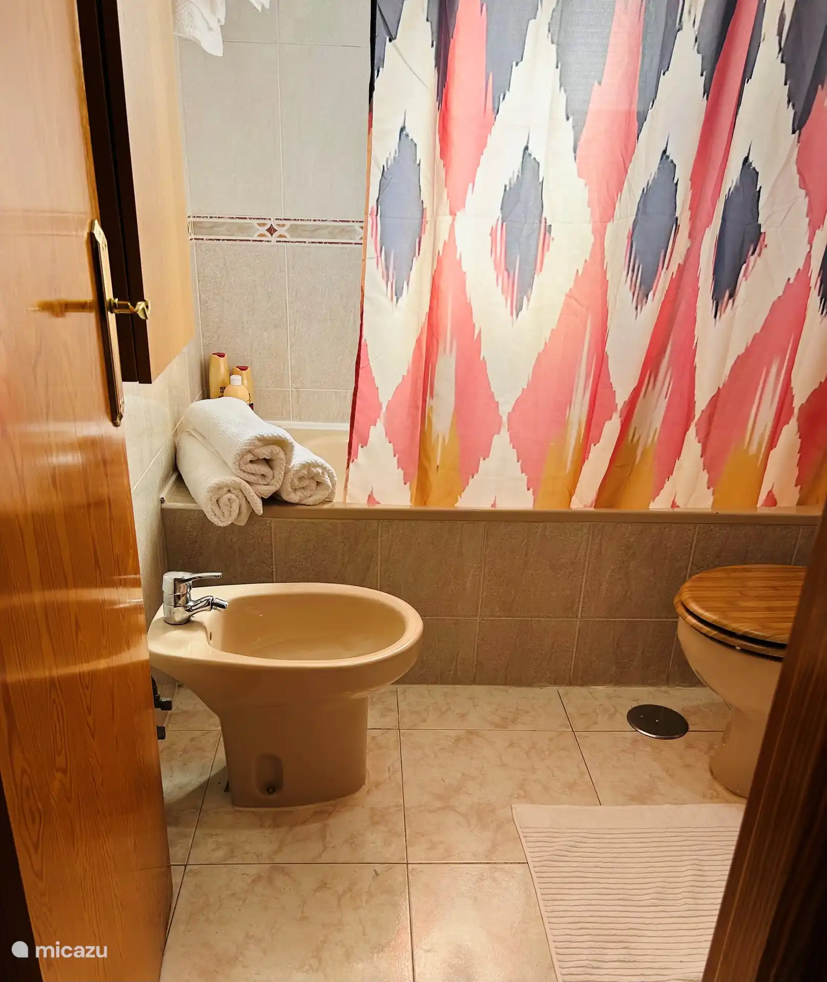 Badezimmer im ersten Stock mit WC, Badewanne und Dusche