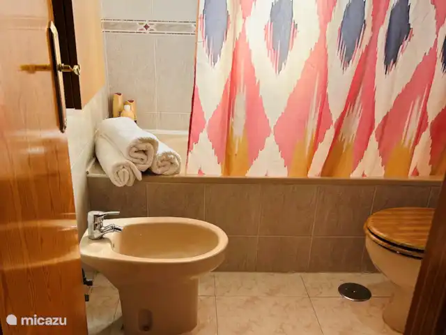 casa paredada en España, Costa Blanca, Albir – Casa Lagarto Cuarto de baño en la primera planta con WC, bañera y ducha