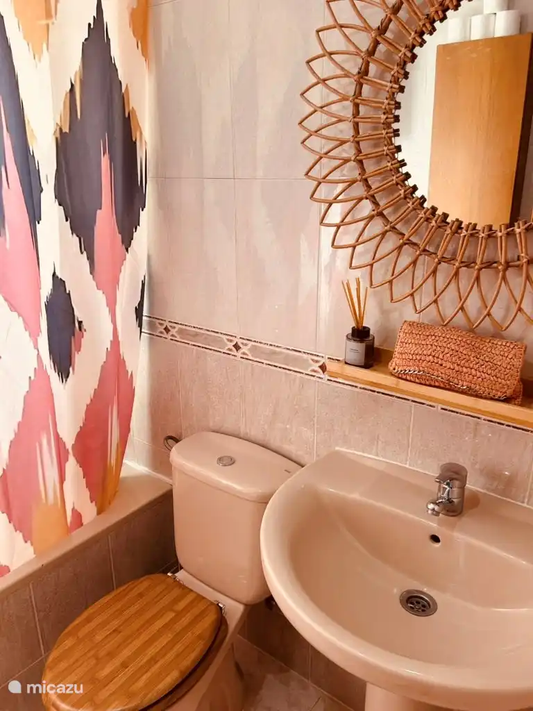 Badezimmer im ersten Stock mit WC, Badewanne und Dusche