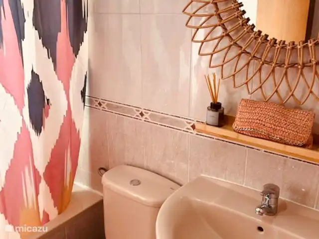 casa paredada en España, Costa Blanca, Albir – Casa Lagarto Cuarto de baño en la primera planta con WC, bañera y ducha