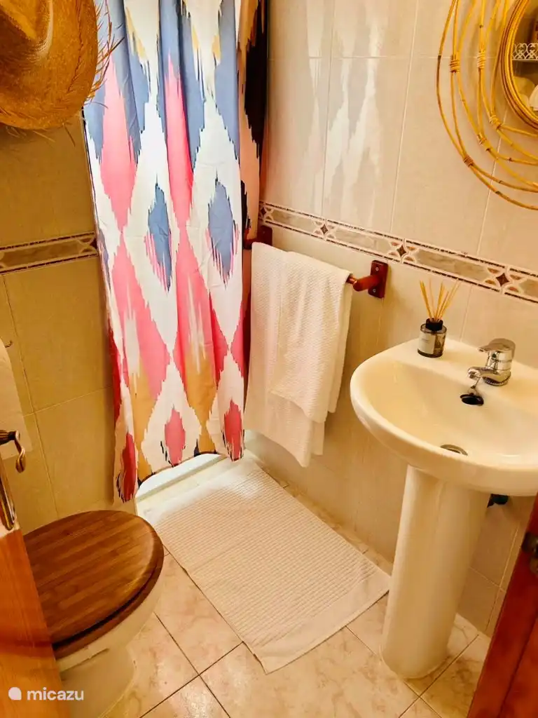 Badezimmer im Erdgeschoss mit WC und Dusche