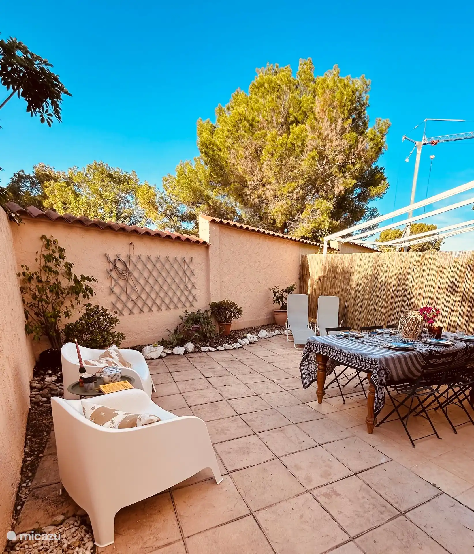 Garten auf der Rückseite mit Sonnenliegen und großem Tisch