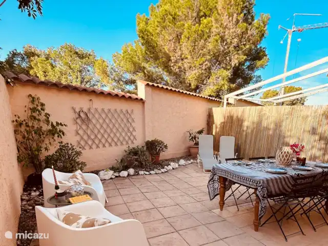 casa paredada en España, Costa Blanca, Albir – Casa Lagarto Jardín en la parte trasera con tumbonas y mesa grande