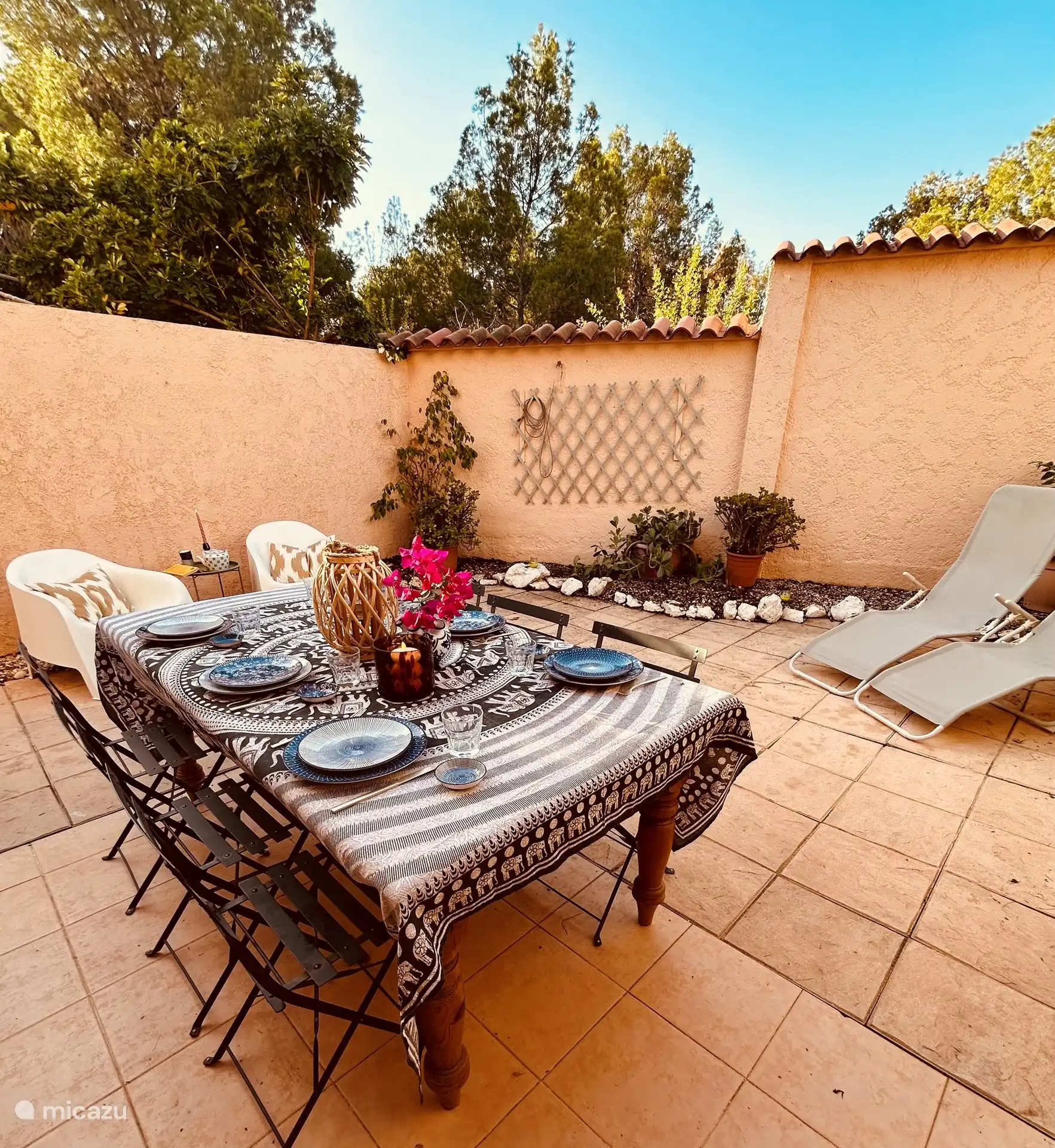 Garten auf der Rückseite mit Sonnenliegen und großem Tisch