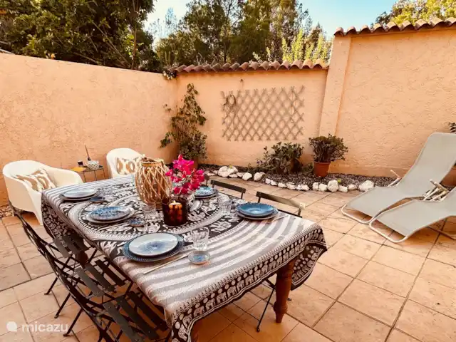 casa paredada en España, Costa Blanca, Albir – Casa Lagarto Jardín en la parte trasera con tumbonas y mesa grande