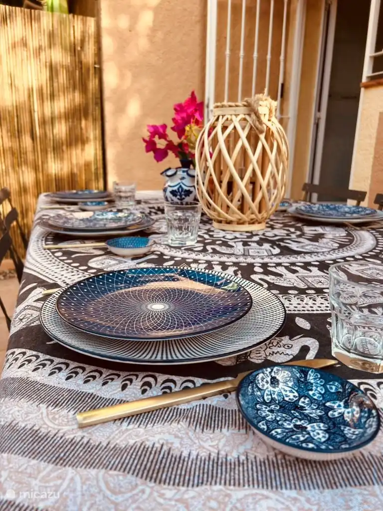 Garten auf der Rückseite mit Sonnenliegen und großem Tisch