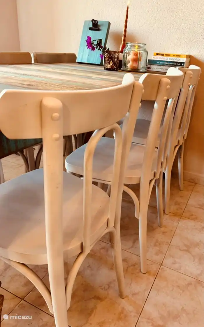 Esstisch mit Platz für 6 Personen