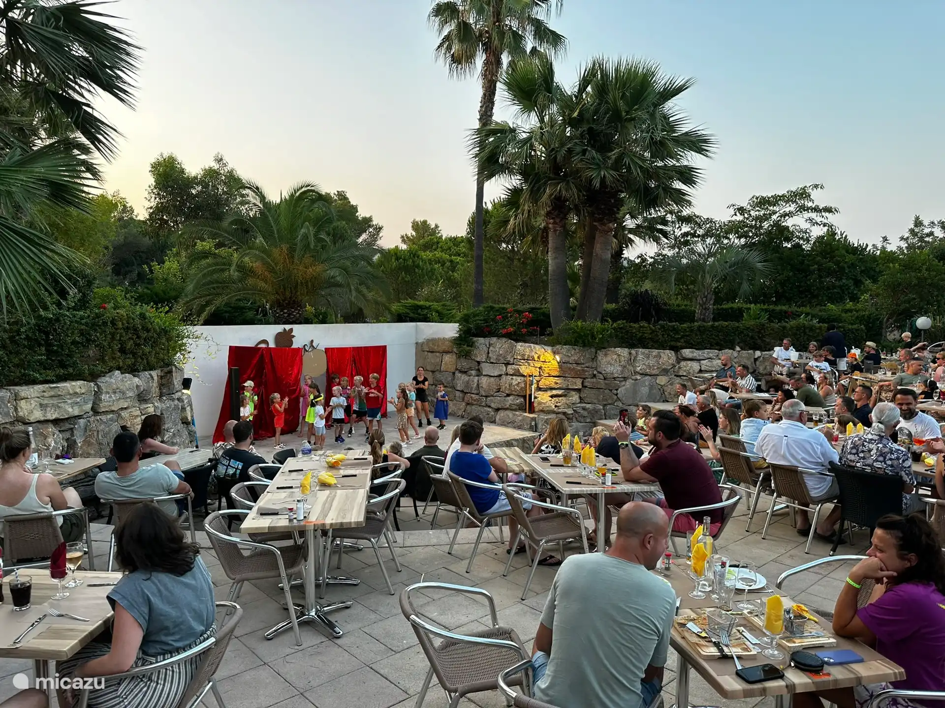 Theater von Kindern des Campingplatzes