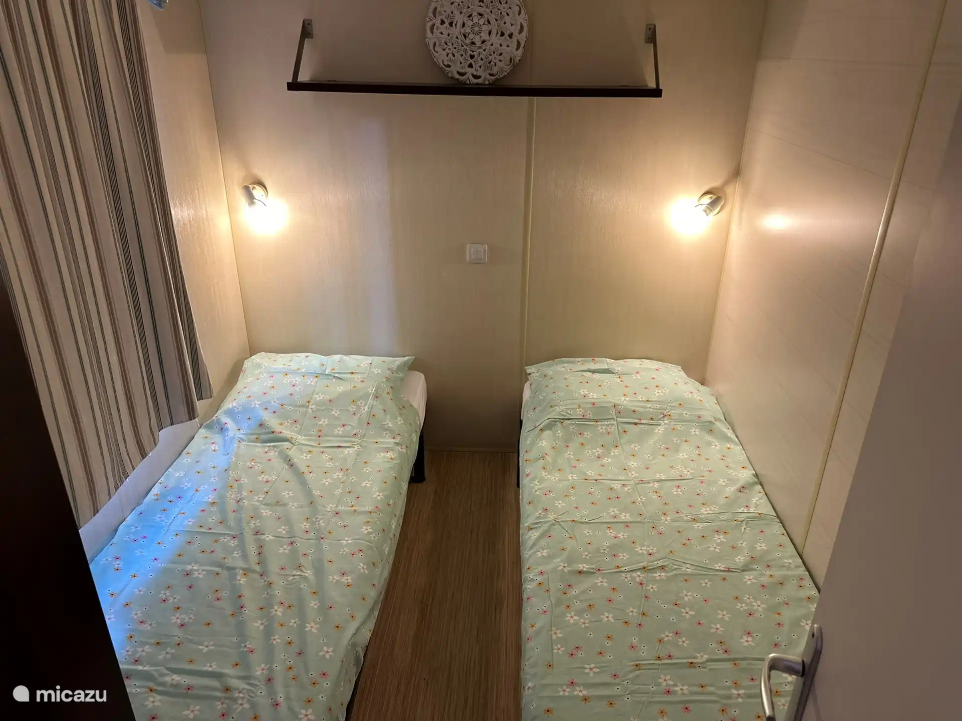 Das Schlafzimmer mit zwei Einzelbetten