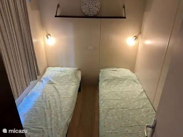 Mlle Jannie France | France, Côte d'Azur, Roquebrune-sur-Argens - chalet La chambre avec deux lits simples