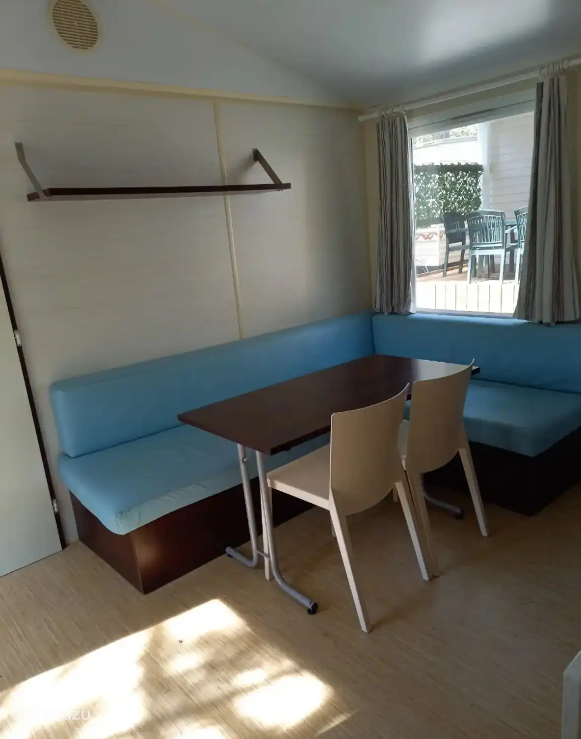 Das Ecksofa mit Stühlen