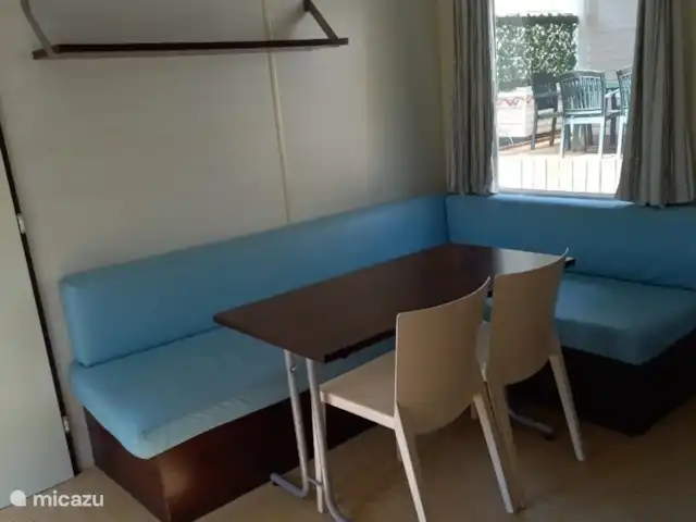 Mlle Jannie France | France, Côte d'Azur, Roquebrune-sur-Argens - chalet Le canapé d’angle avec chaises