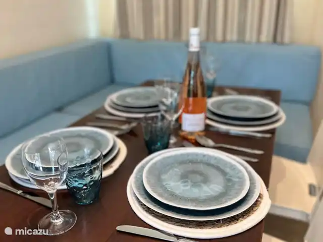 Mlle Jannie France | France, Côte d'Azur, Roquebrune-sur-Argens - chalet Bonne bouffe dans le salon