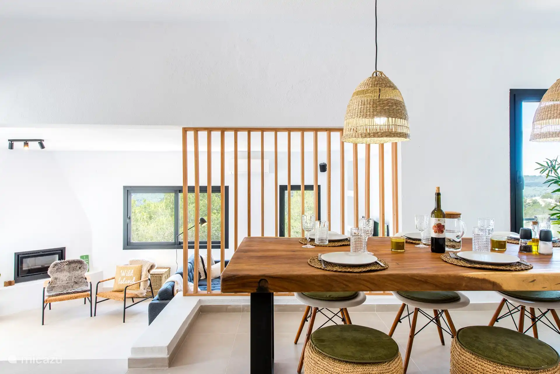 Esstisch im Inneren, Blick auf den Fernsehraum