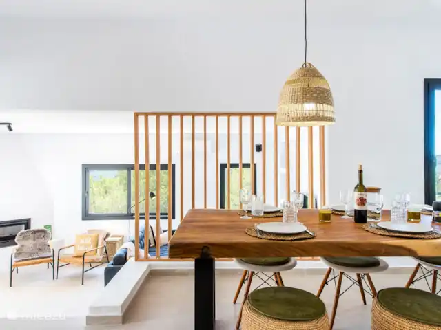 Casa Zita Verde | Espagne, Ibiza, Cala Llonga - villa Table à manger à l’intérieur, vue sur la salle de télévision