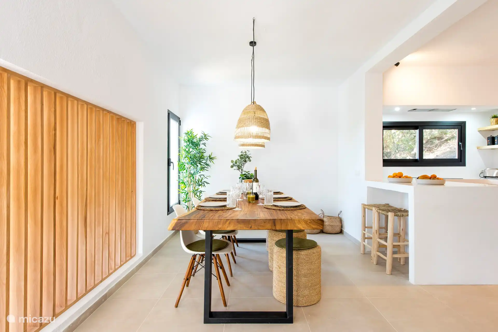 Esstisch im Inneren mit Verbindung zur offenen Küche