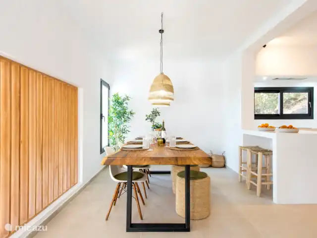 Casa Zita Verde | Espagne, Ibiza, Cala Llonga - villa Table à manger à l’intérieur avec connexion à la cuisine ouverte
