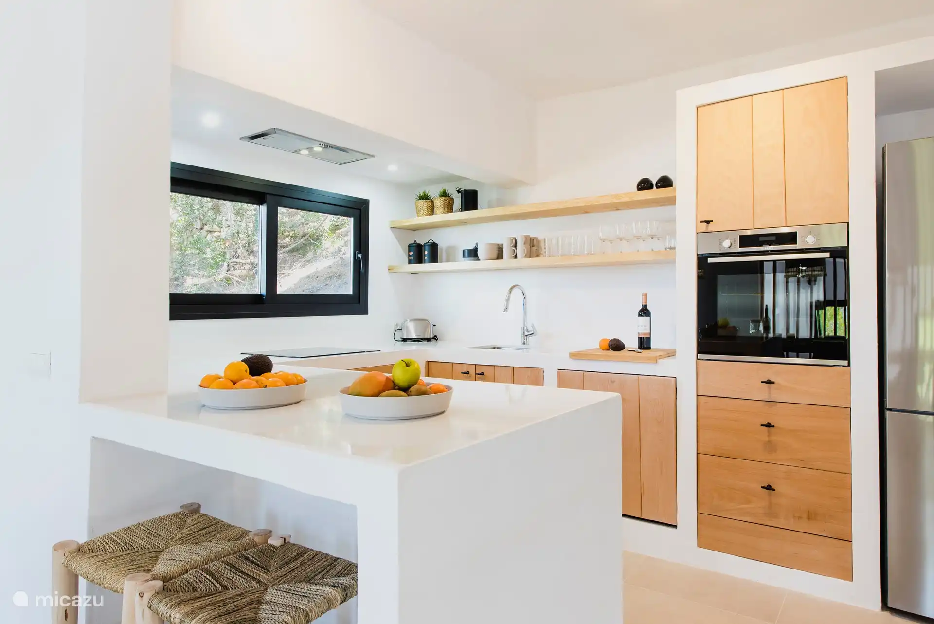 Küche im Ibiza-Stil mit allen notwendigen Annehmlichkeiten