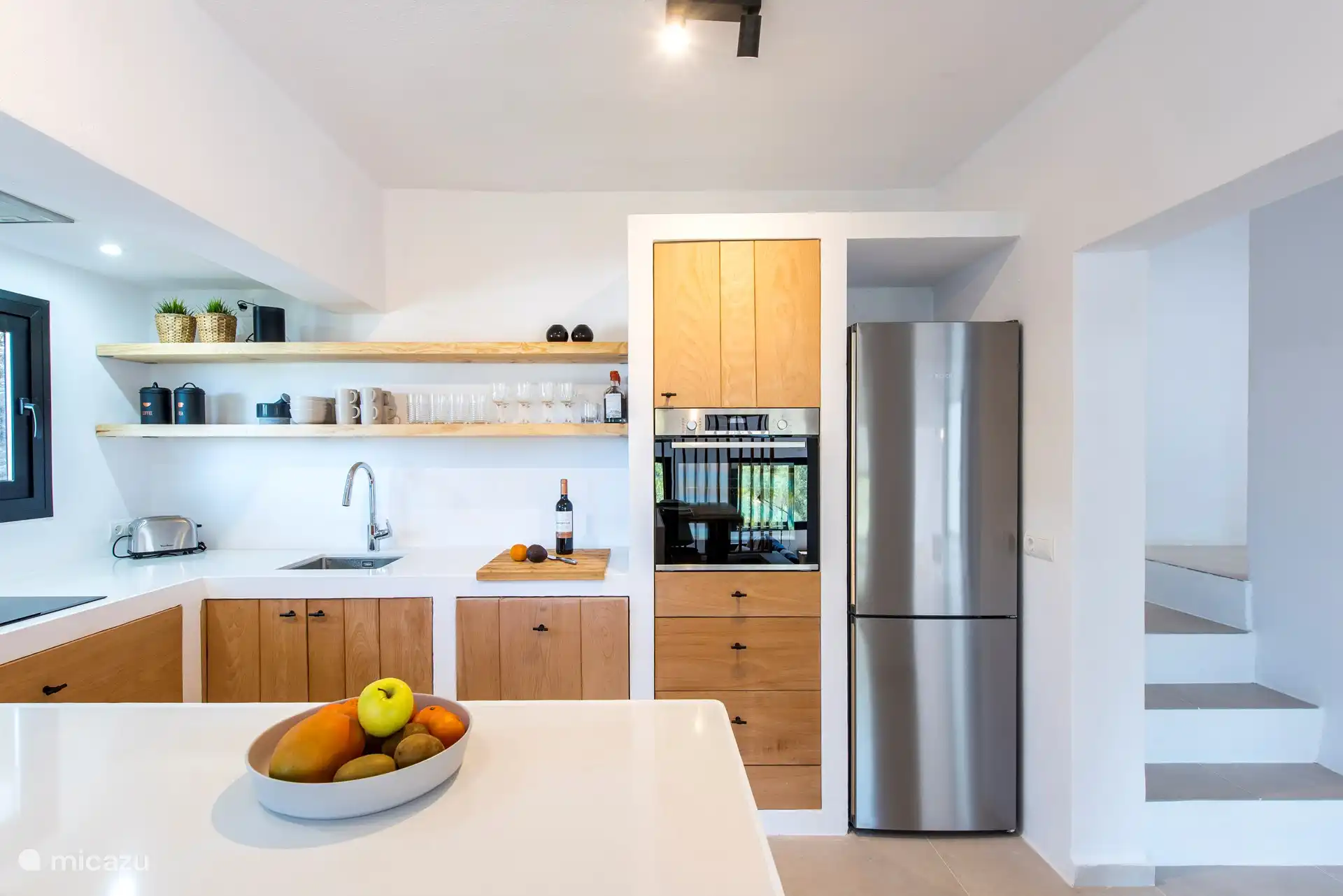 Küche im Ibiza-Stil mit allen notwendigen Annehmlichkeiten