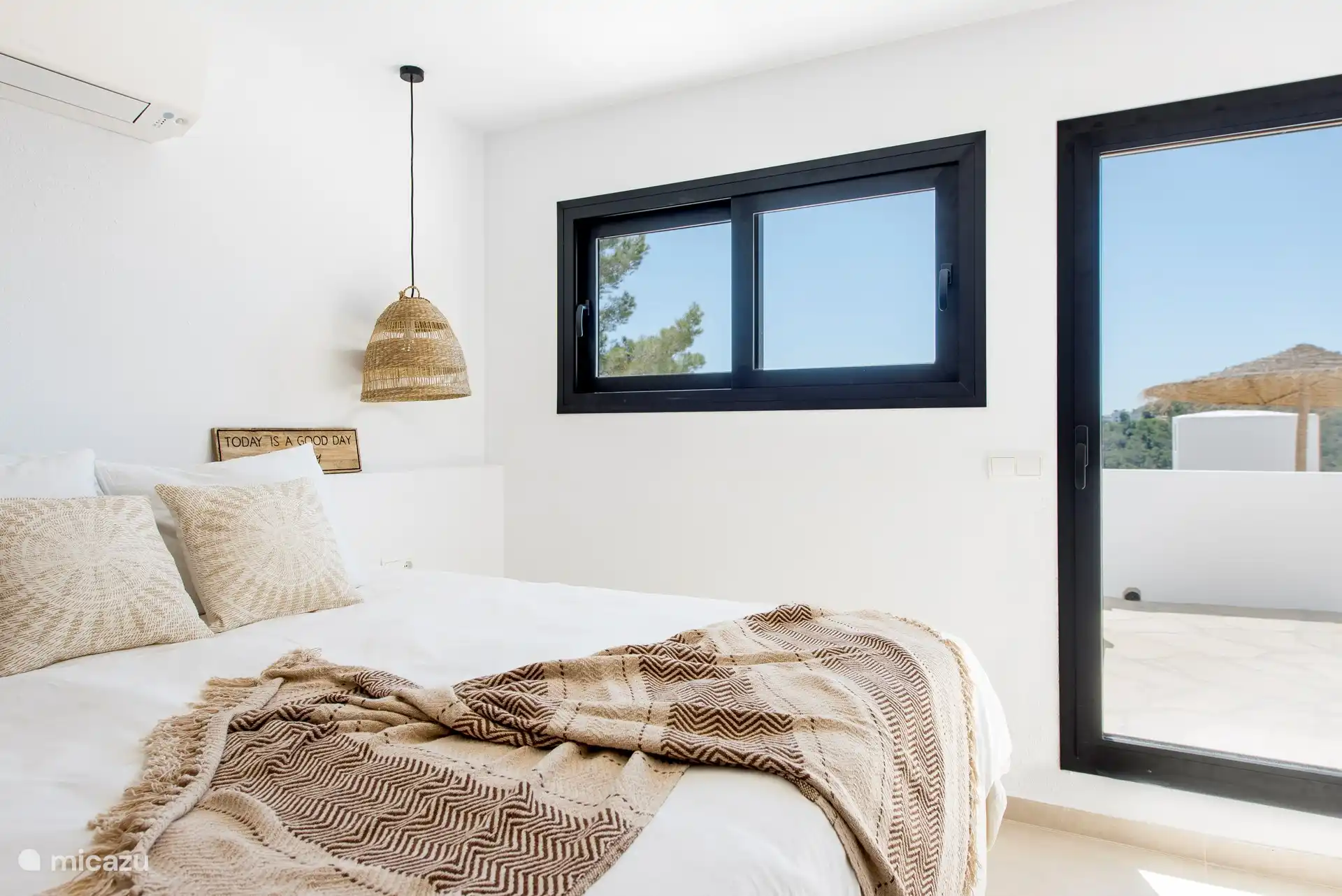 Schlafzimmer 3 mit eigenem Bad und Zugang zur oberen Terrasse