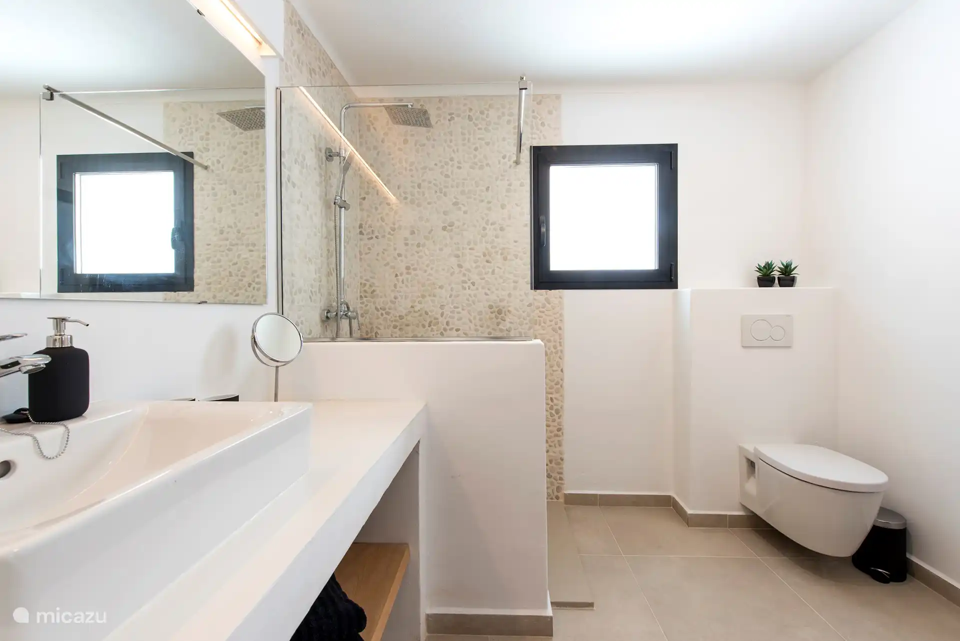 Großes Gemeinschaftsbad für Schlafzimmer 1 und 2