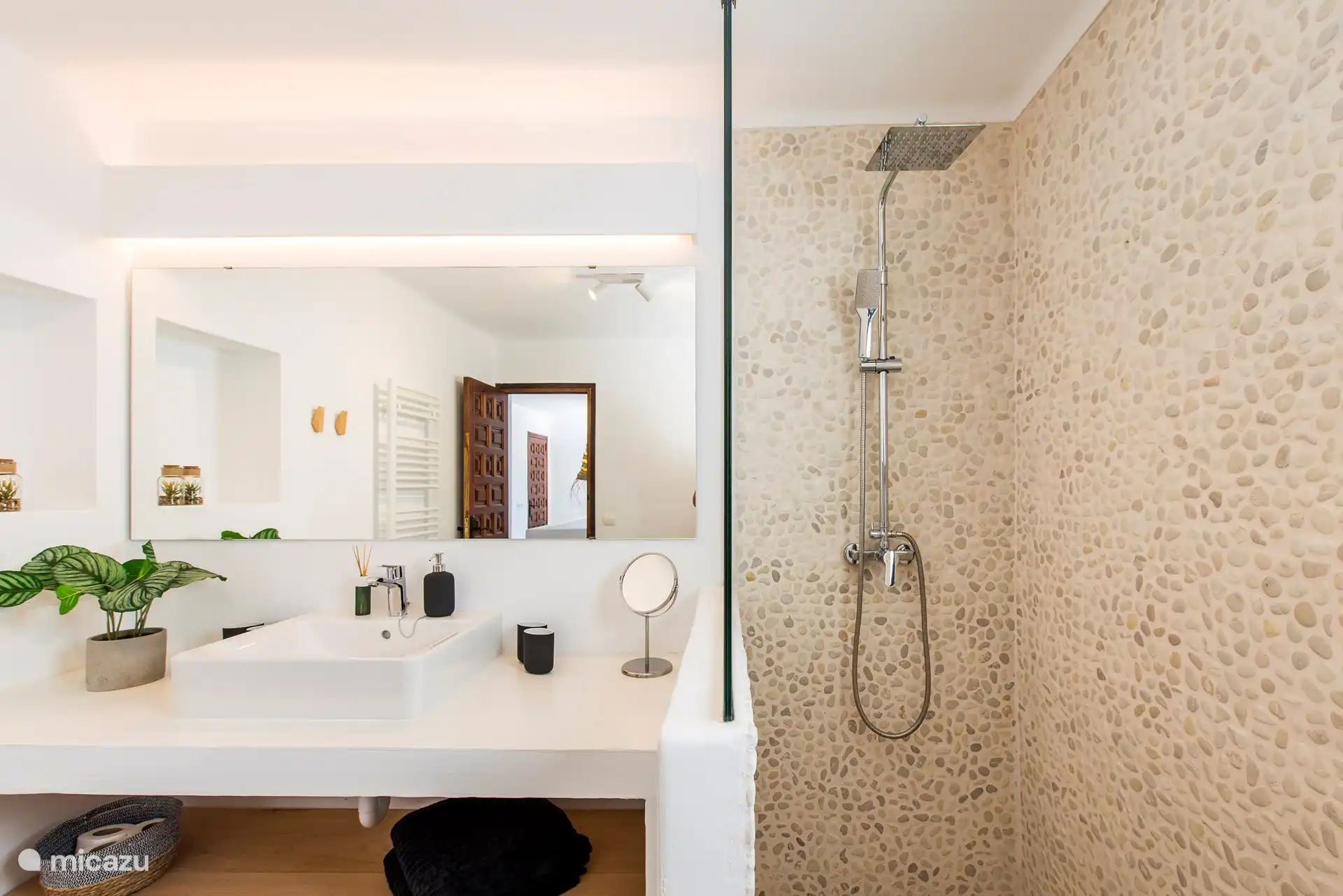 Großes Gemeinschaftsbad für Schlafzimmer 1 und 2