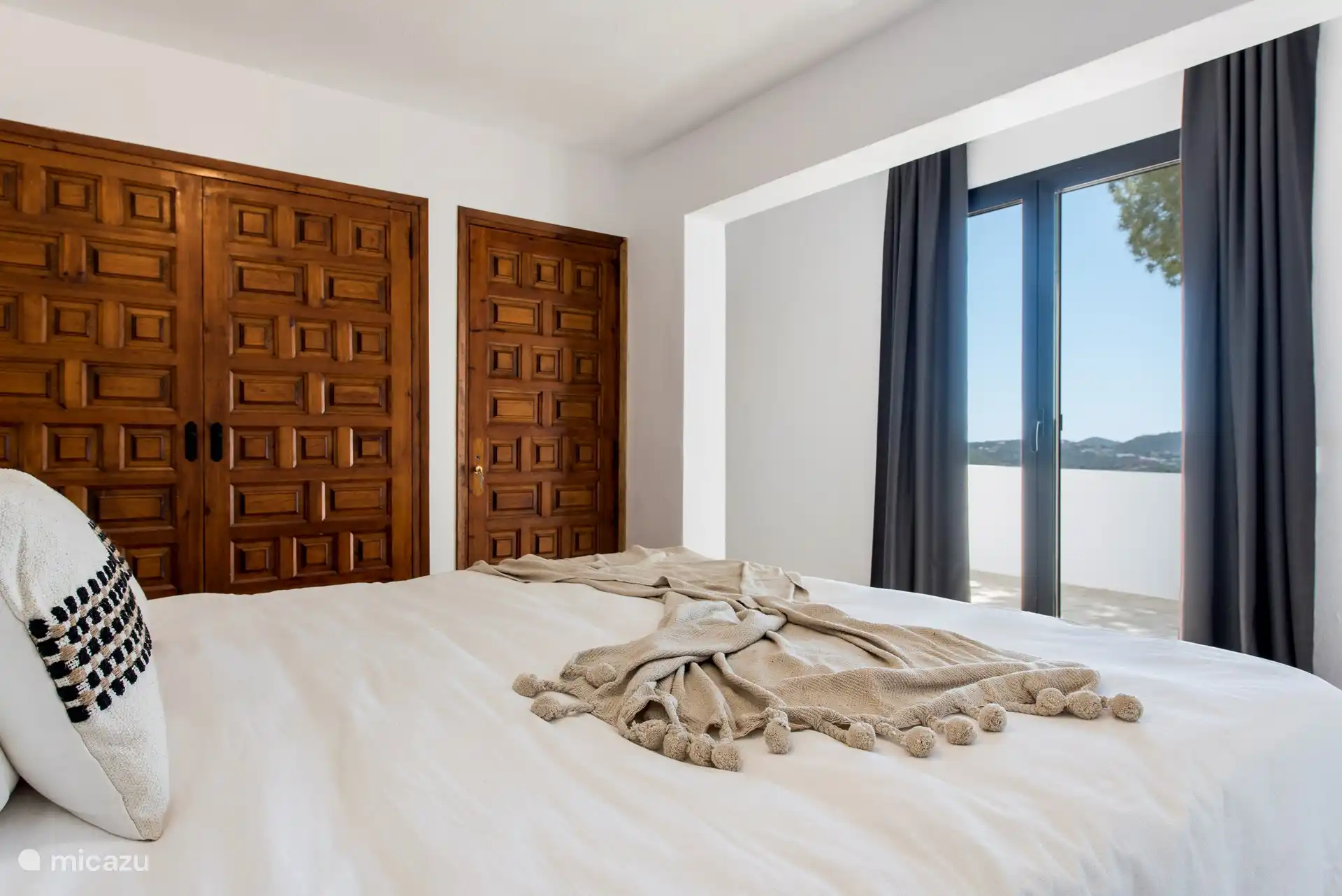 Schlafzimmer 1 mit Zugang zur Terrasse und Außendusche