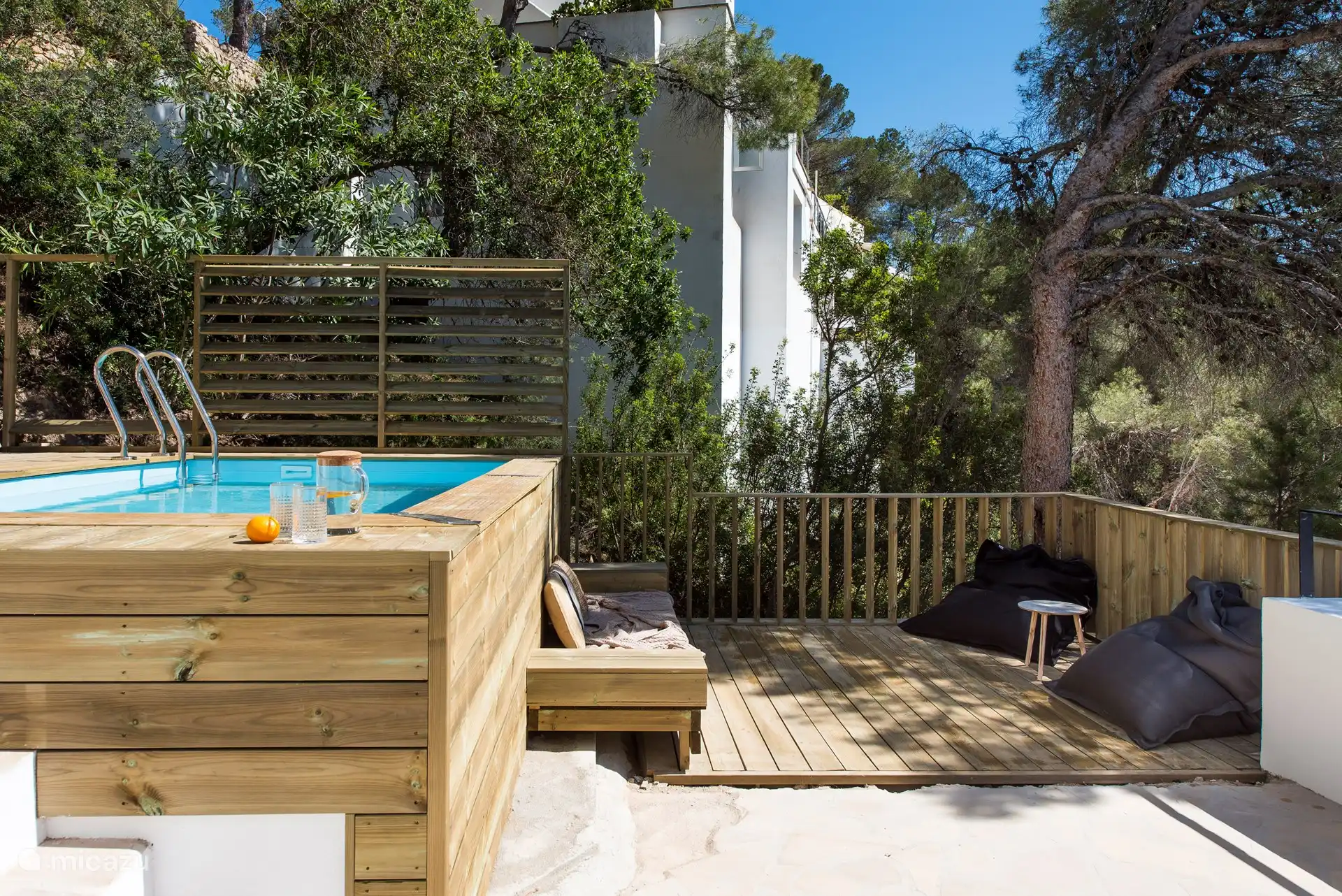 Schwimmbad mit Lounge