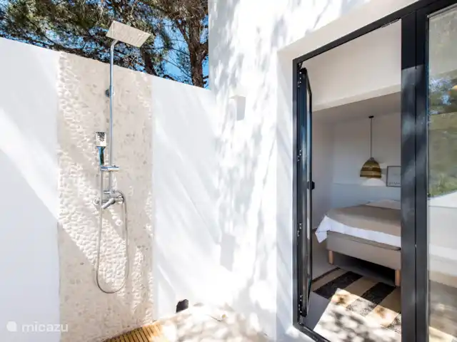 Casa Zita Verde | Espagne, Ibiza, Cala Llonga - villa Douche extérieure sur la terrasse supérieure située dans la chambre 1