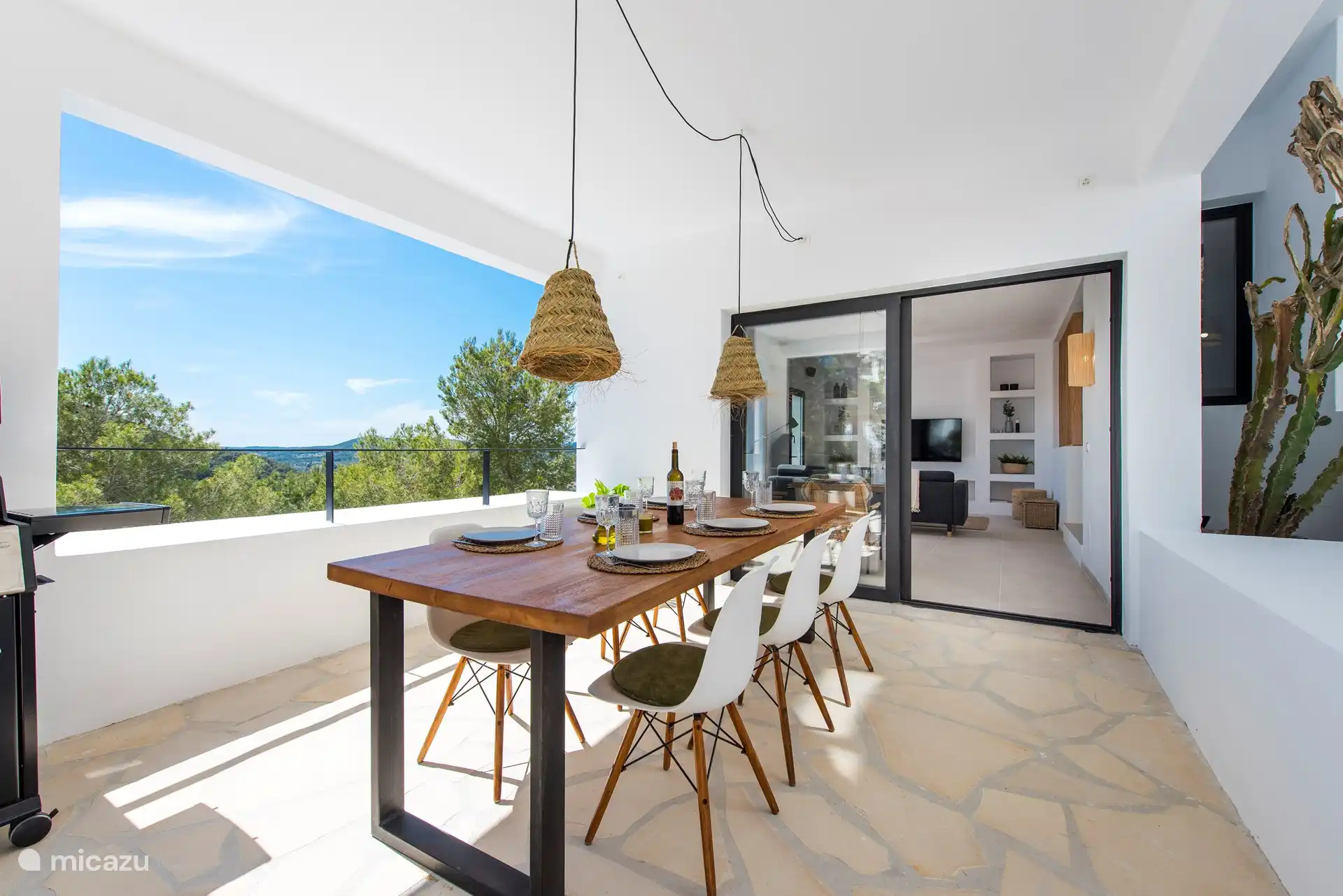 Tisch im Freien mit Grill, Fenster zum Fernsehraum