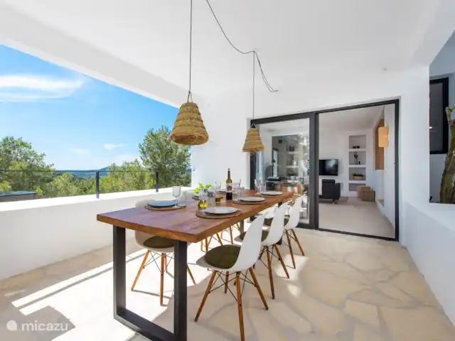 Casa Zita Verde | Espagne, Ibiza, Cala Llonga - villa Table extérieure avec barbecue, fenêtre donnant sur la salle de télévision