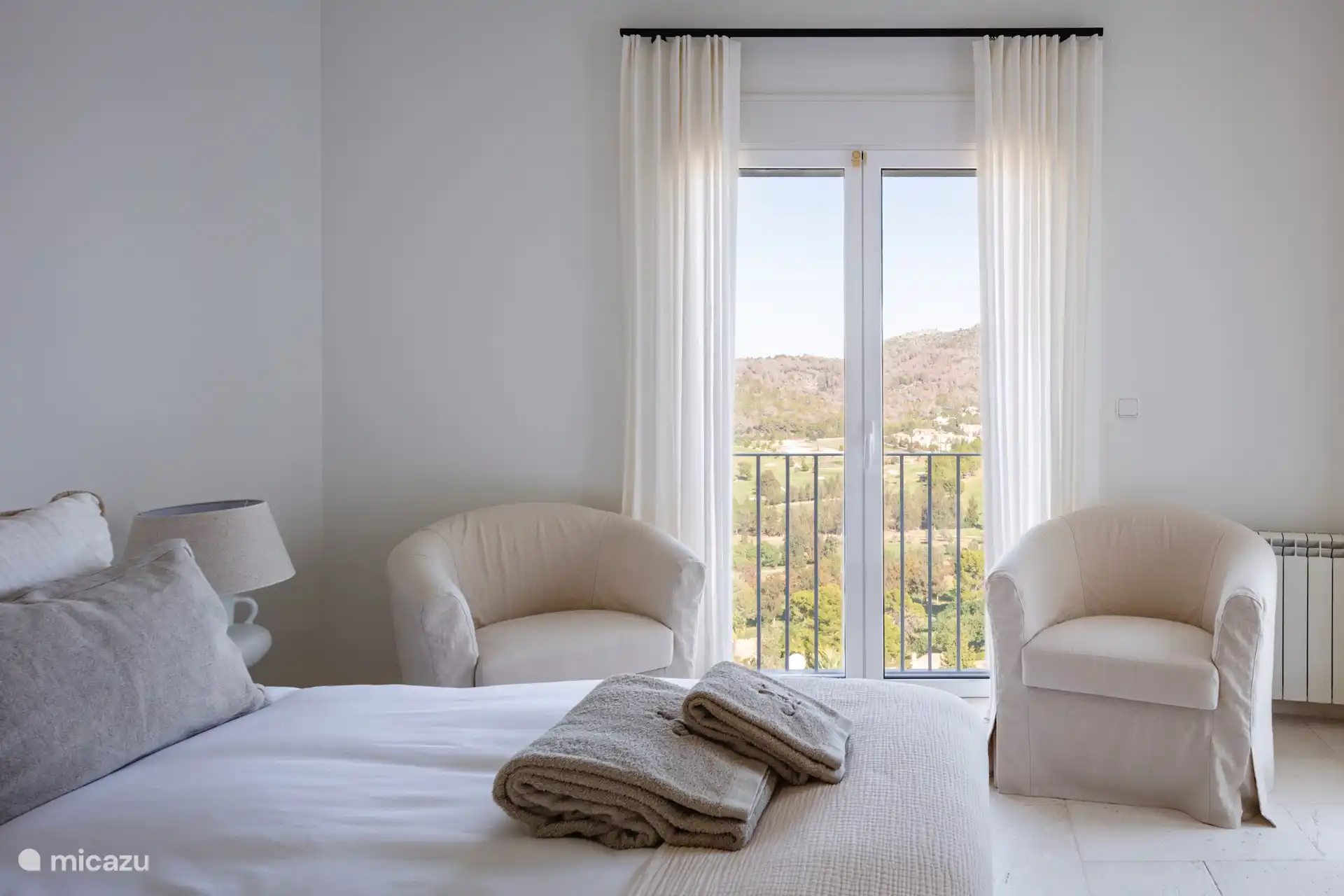 Blick auf die Terrassentüren des Schlafzimmers